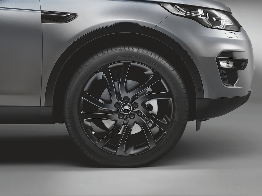Wheels of a Land Rover Discovery Sport